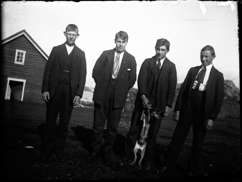 halvardharbergtilvenstrekarlkarlsenmedhund.jpg